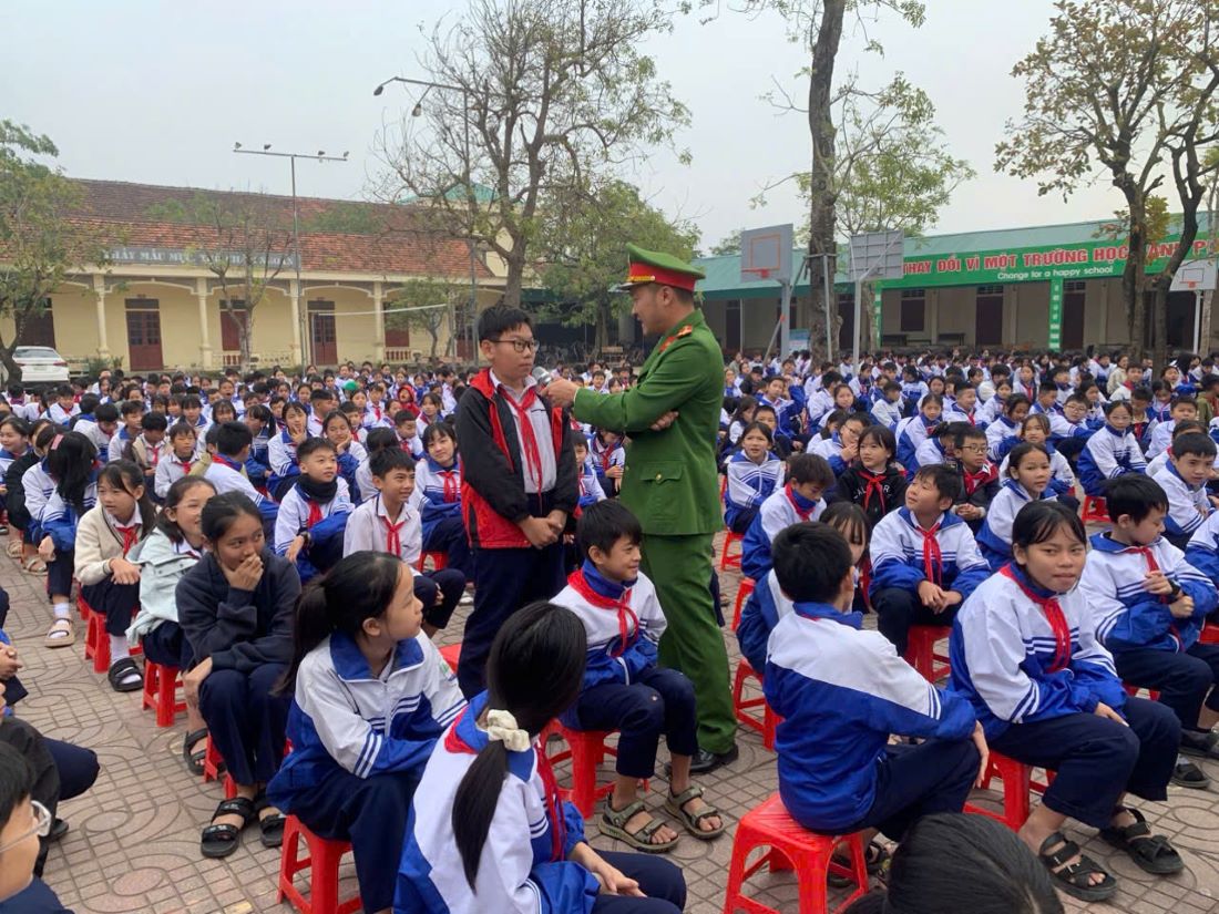 Học sinh thể hiện sự hiểu biết thông qua việc trả lời các câu hỏi