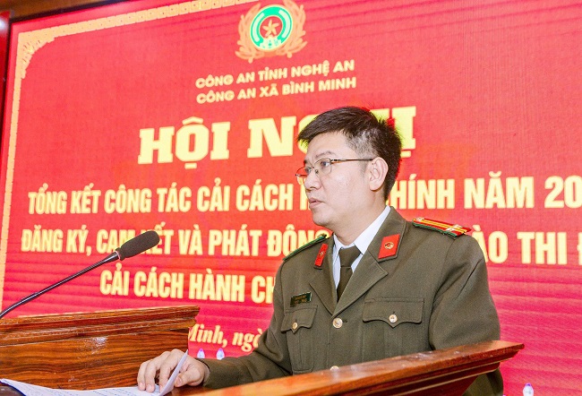 Đại diện Phòng tham mưu Công an tỉnh trao đổi các nhiệm vụ liên quan CCHC năm 2026