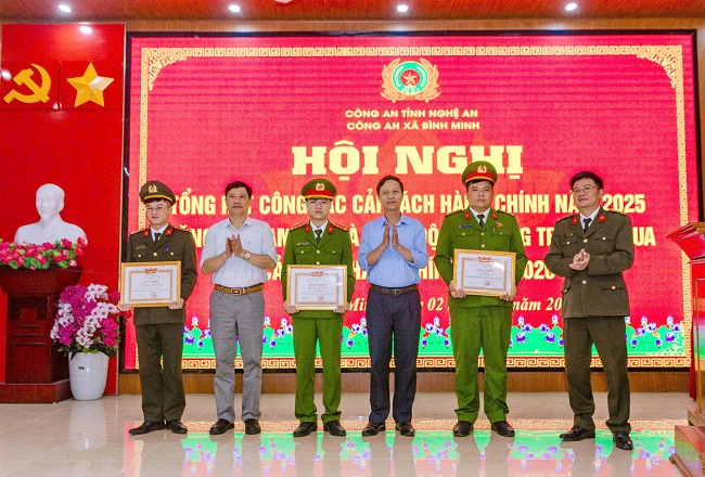 Trao giấy khen cho cá nhân có thành tích xuất sắc