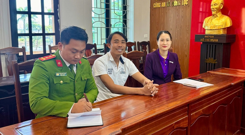 Nhờ sự hỗ trợ tích cực của Công an xã Đông Lộc và tinh thần tự giác cao của anh Nguyễn Văn Thắng, chị Huyền đã nhận lại số tiền mà mình chuyển khoản nhầm