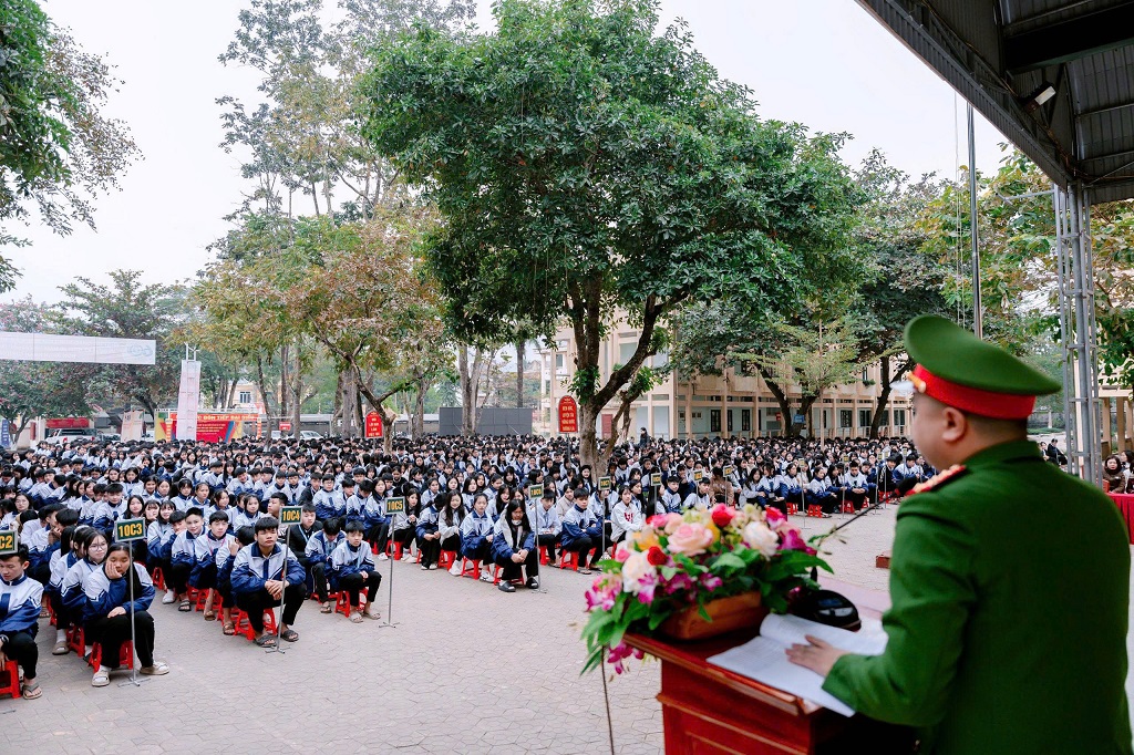 Hơn 1.900 học sinh và giáo viên Trường THPT Quỳ Châu được tuyên truyền kiến thức về phòng chống tin giả, tin xấu độc trên mạng xã hội