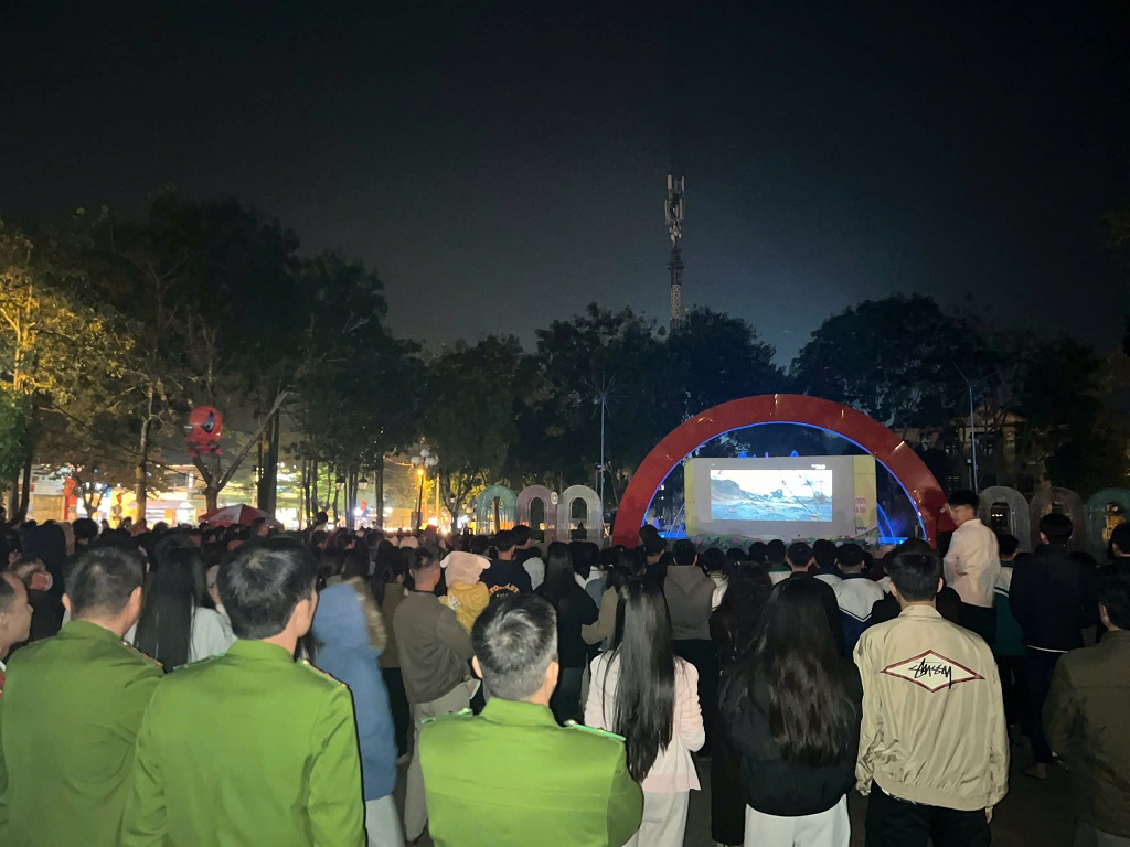 Buổi chiếu thu hút đông đảo bà con Nhân dân tới xem