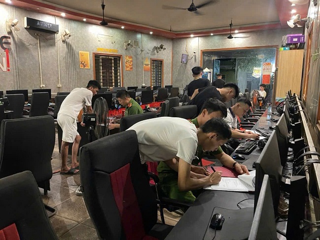 Công an xã kiểm tra cư trú tại các cơ sở kinh doanh