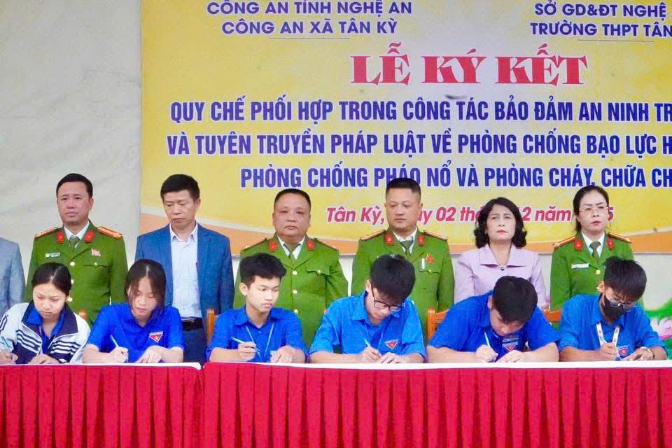 Công an xã Tân Kỳ và Trường THPT Tân Kỳ ký kết quy chế phối hợp bảo đảm an ninh trường học