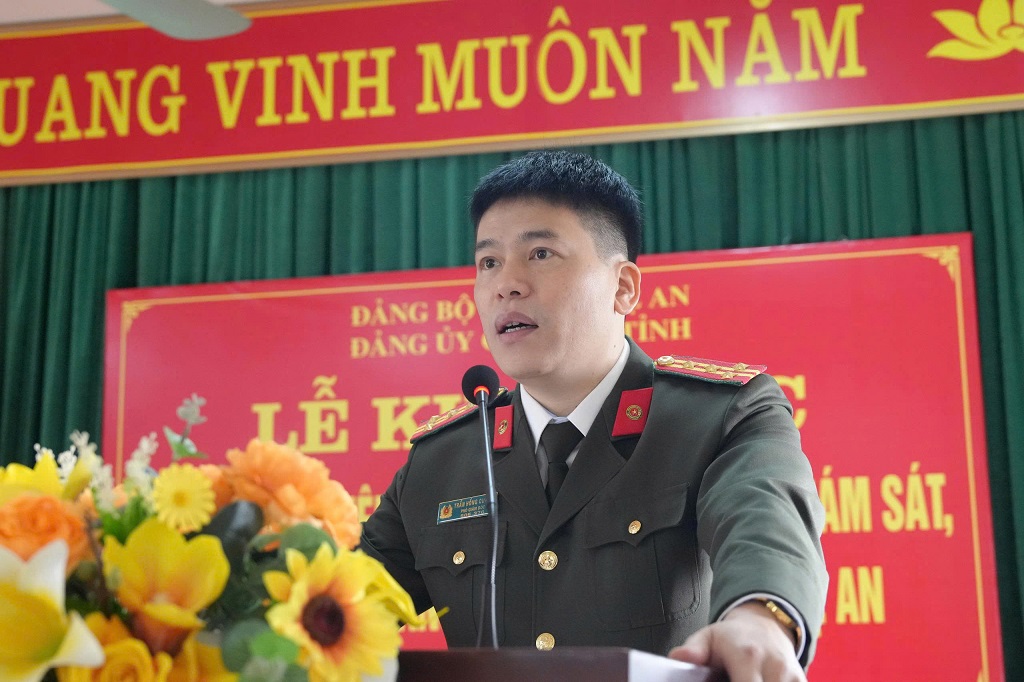 Đồng chí Đại tá Trần Hồng Quang, Phó Bí thư Đảng ủy, Phó Giám đốc, Chủ nhiệm Ủy ban Kiểm tra Đảng ủy Công an tỉnh phát biểu tại buổi lễ