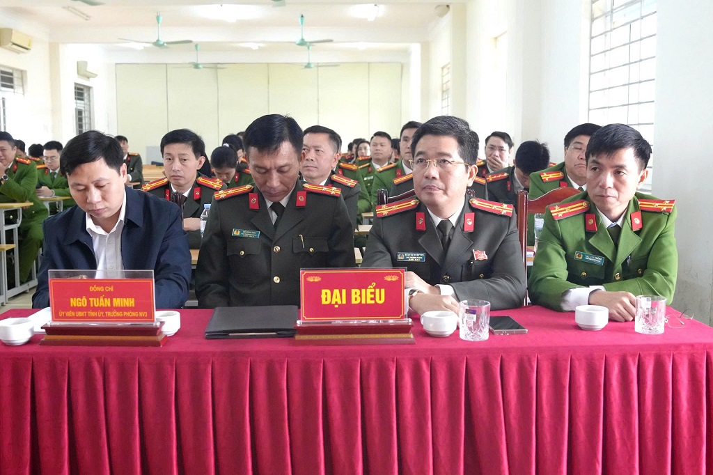 Các đại biểu tham dự lễ khai mạc