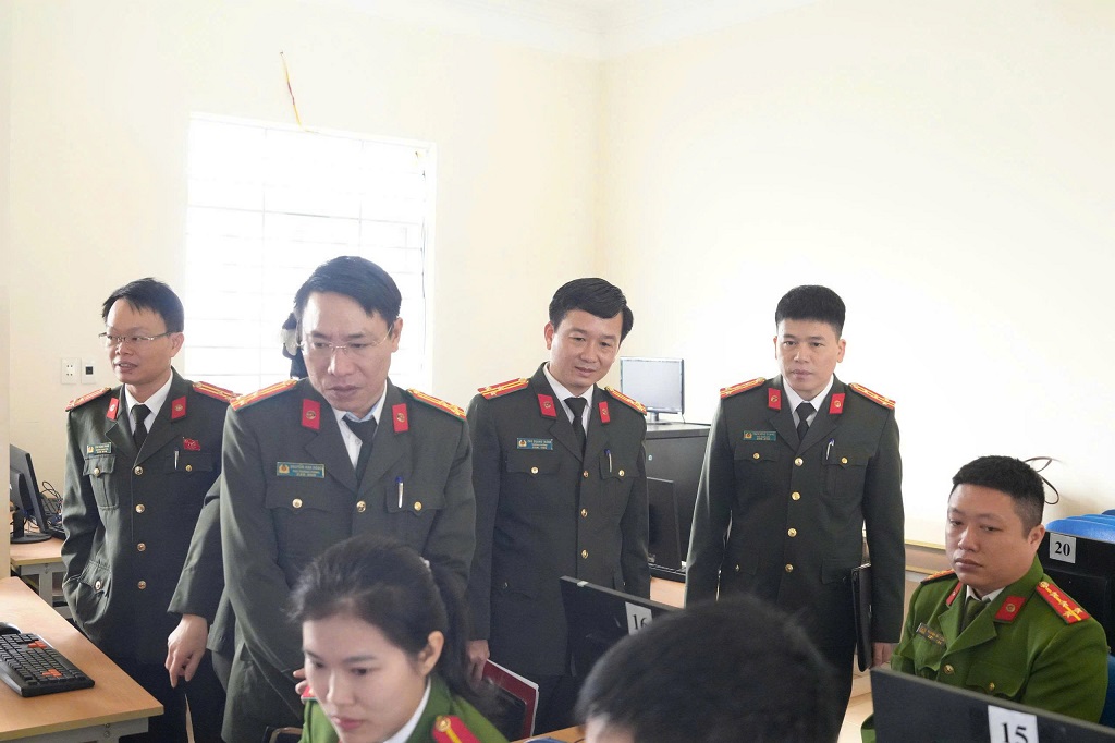 Các đại biểu kiểm tra tại phòng thi