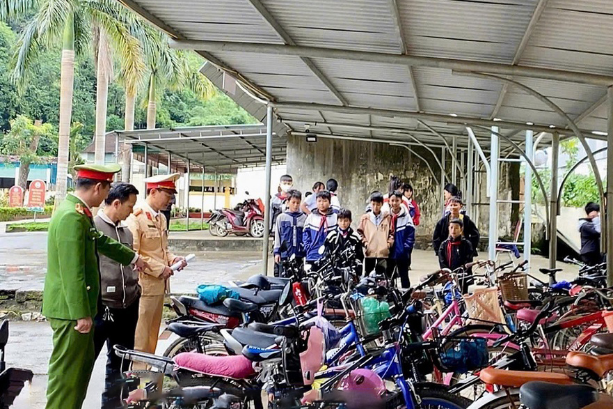 Công an xã Tiên Đồng phối hợp với Tổ CSGT địa bàn Tân Kỳ tuyên truyền, kiểm tra việc chấp hành Luật Giao thông đường bộ