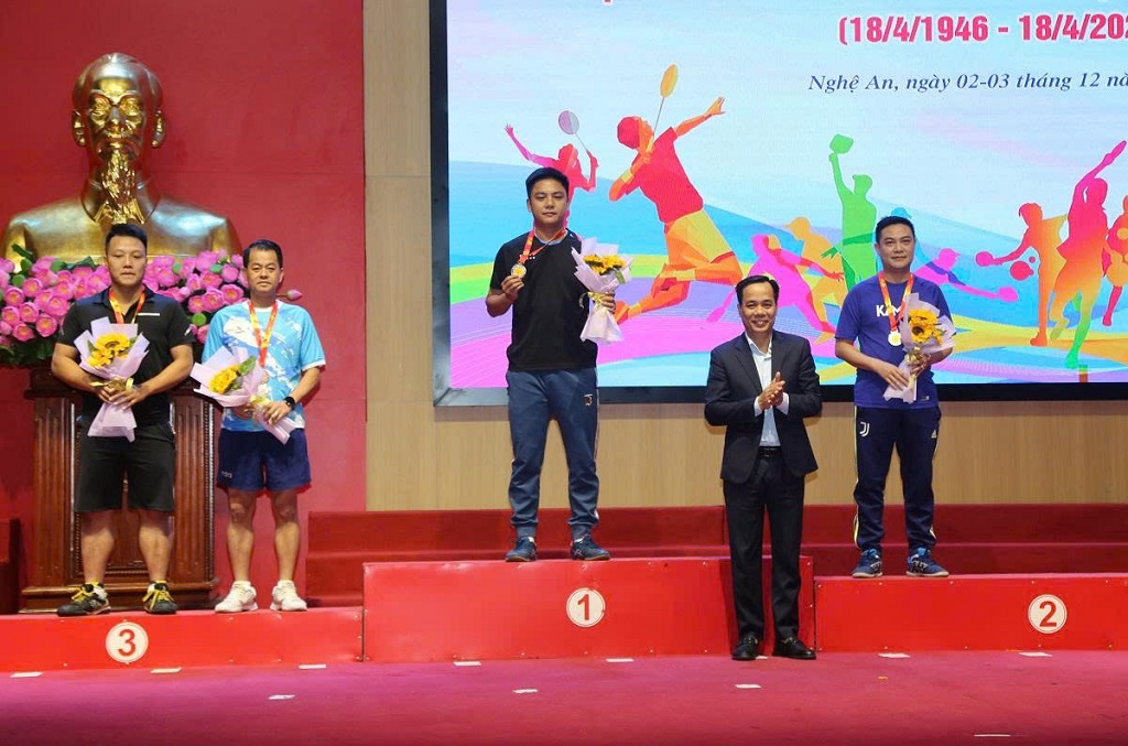 Các đồng chí: Đại tá Nguyễn Duy Thanh, Phó Giám đốc Công an tỉnh; Bùi Công Vinh, Phó Giám đốc Sở Văn hóa, Thể thao và Du lịch trao giải cho các vận động viên