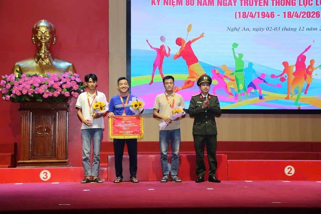 Các đồng chí Trưởng Phòng Tổ chức cán bộ, Trưởng Phòng Tham mưu Công an tỉnh Nghệ An trao giải cho các vận động viên