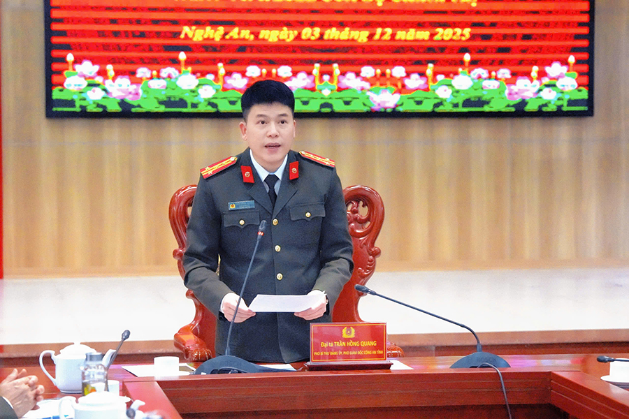 Đồng chí Đại tá Trần Hồng Quang - Phó Bí thư Đảng ủy, Phó Giám đốc Công an tỉnh Nghệ An trình bày tham luận