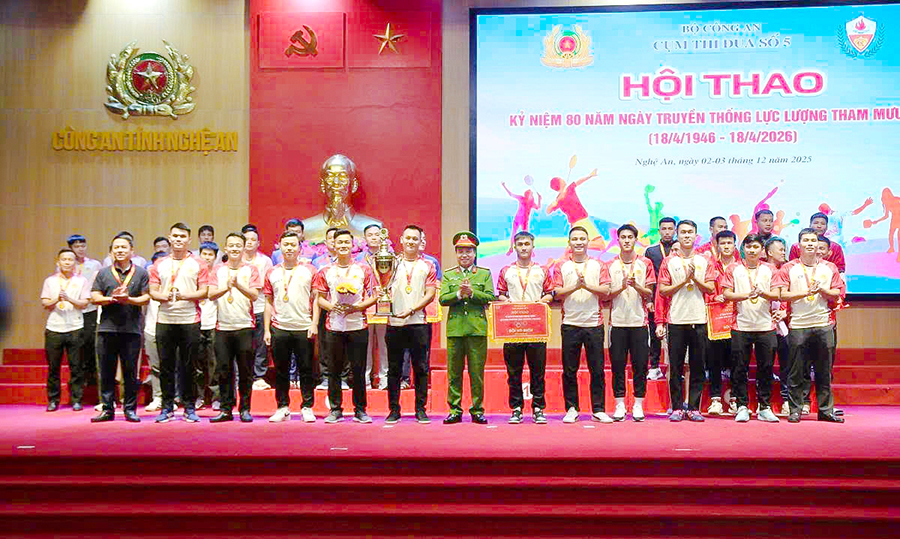 Đồng chí Đại tá Nguyễn Duy Thanh, Phó Giám đốc Công an tỉnh trao giải Nhất môn bóng đá nam cho Công an tỉnh Nghệ An
