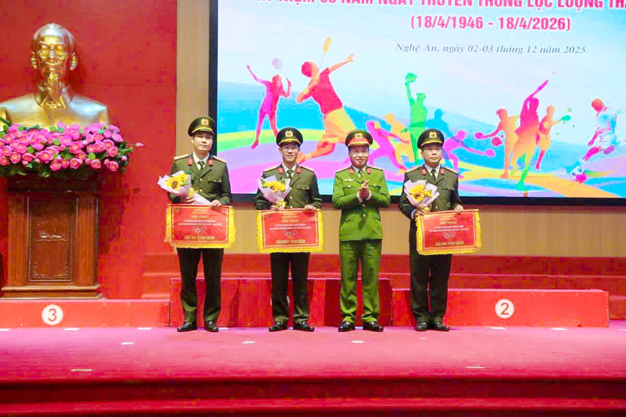 Đồng chí Đại tá Nguyễn Duy Thanh, Phó Giám đốc Công an tỉnh trao giải toàn đoàn cho các đơn vị
