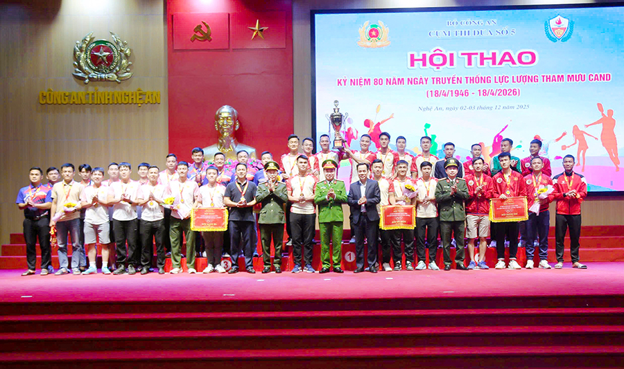 Các đại biểu chụp ảnh lưu niệm cùng các vận động viên