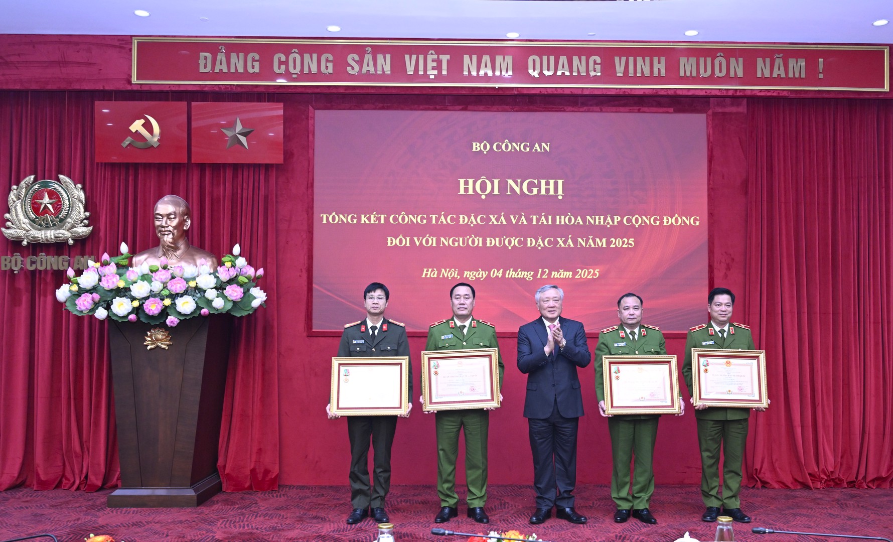 Phó Thủ tướng Thường trực Chính phủ Nguyễn Hòa Bình trao khen thưởng tặng các tập thể, cá nhân có thành tích xuất sắc trong công tác đặc xá năm 2025