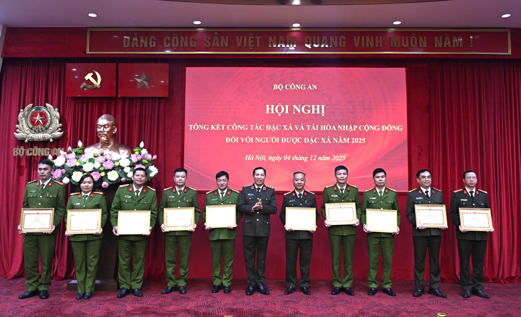 Thứ trưởng Lê Văn Tuyến trao khen thưởng tặng các cá nhân, tập thể có thành tích xuất sắc trong công tác đặc xá năm 2025