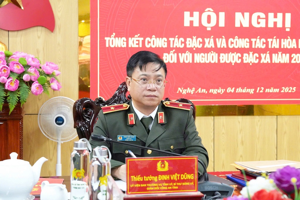 Đồng chí Thiếu tướng Đinh Việt Dũng, Ủy viên Ban Thường vụ Tỉnh ủy, Bí thư Đảng ủy, Giám đốc Công an tỉnh chủ trì tại điểm cầu Công an tỉnh Nghệ An