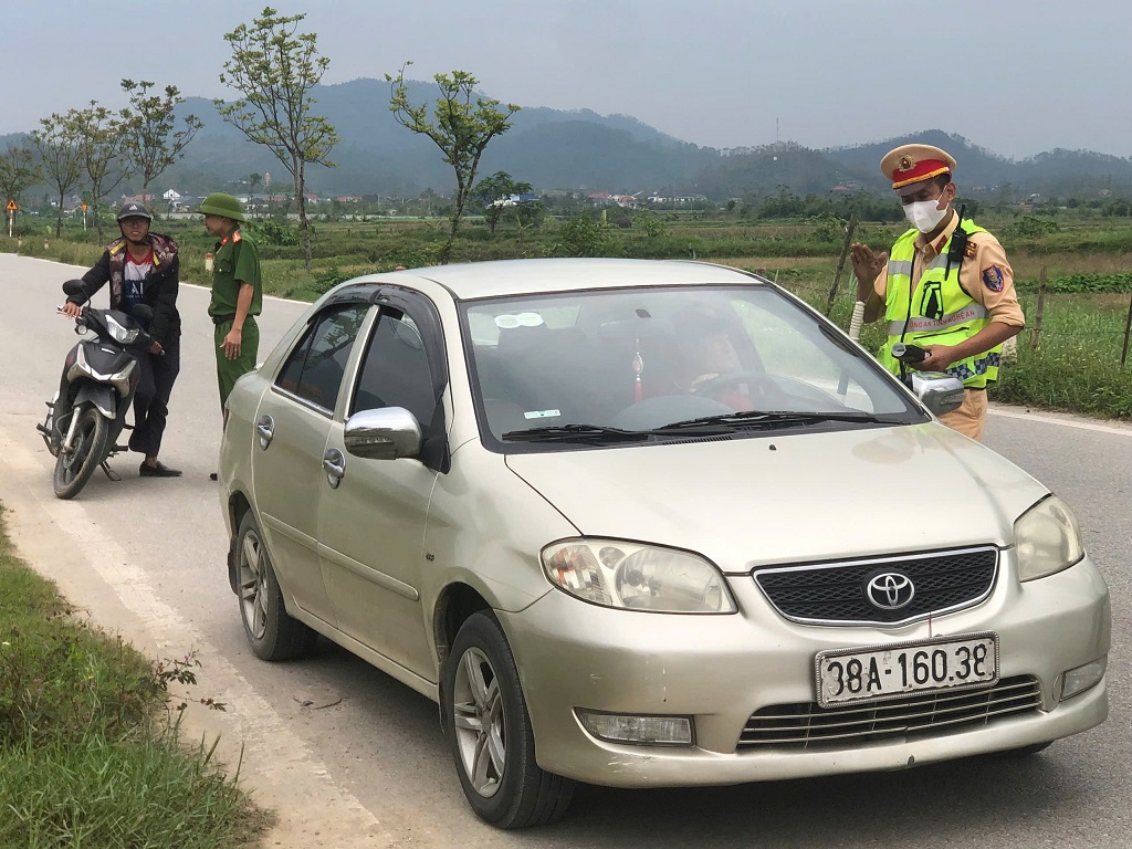 Công an xã Đại Huệ phối hợp Cảnh sát giao thông tuần tra, kiểm soát và xử lý vi phạm nồng độ cồn
