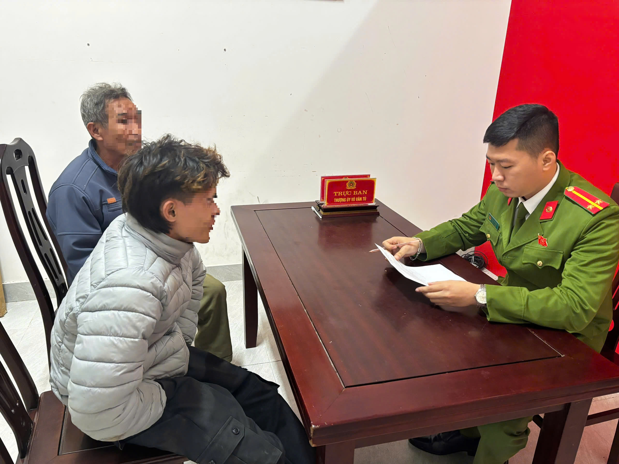 Công an xã liên hệ, bàn giao anh H. cho gia đình chăm sóc