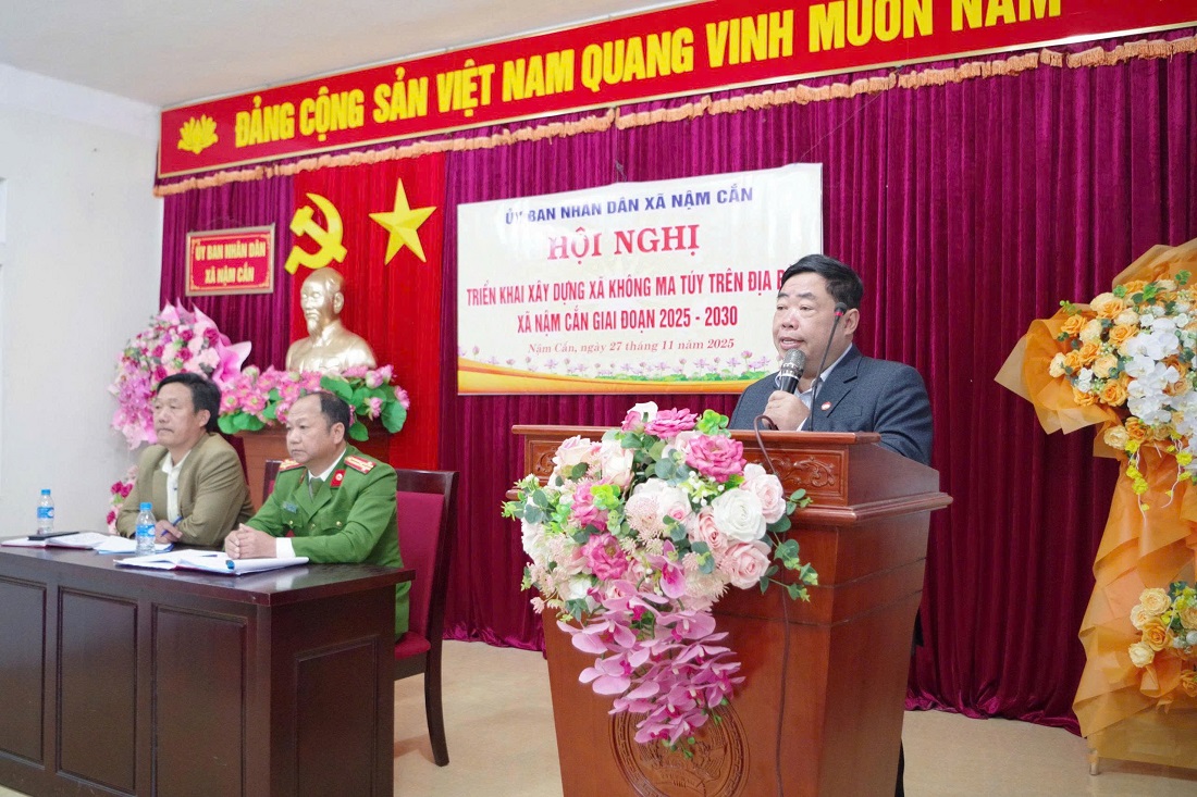 Đồng chí Xã Văn Lương, Bí thư Đảng ủy xã phát biểu chỉ đạo tại hội nghị