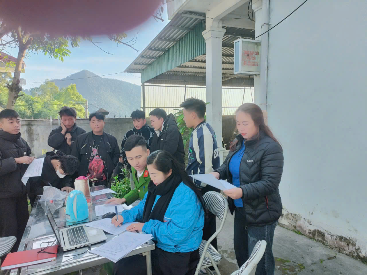 Công an xã Nậm Cắn phối hợp Ban Chỉ huy Quân sự xã và Trạm Y tế xã tổ chức tiếp đón, hướng dẫn, kiểm tra sức khỏe cho công dân