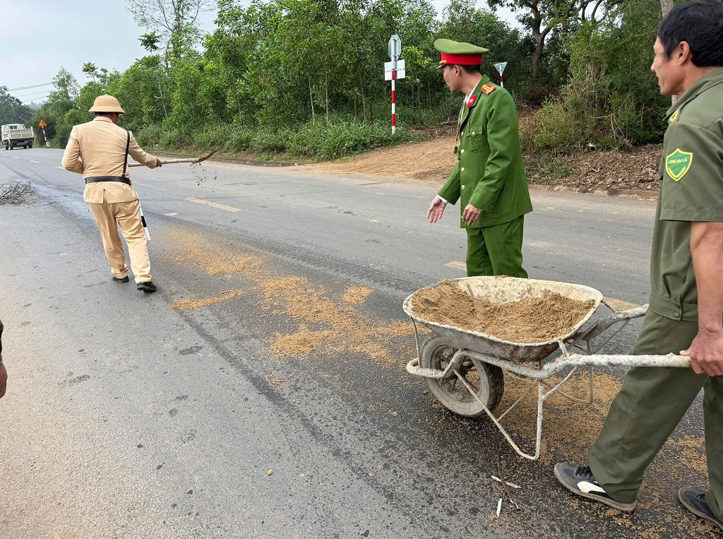 Công an xã Nghĩa Mai phối hợp xử lý vết dầu loang trên đường
