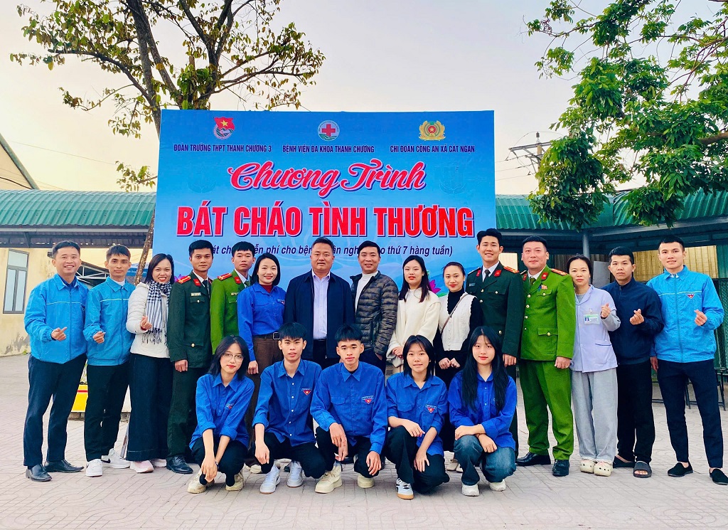   Những suất cháo nóng, đảm bảo dinh dưỡng và hợp vệ sinh được Công an xã Cát Ngạn và các tổ chức đoàn thể trao tới tận tay bệnh nhân và người nhà