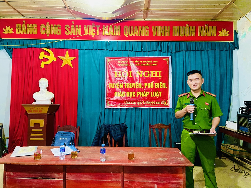 Cán bộ Công an xã Chiêu Lưu tuyên truyền pháp luật bằng tiếng đồng bào dân tộc Thái