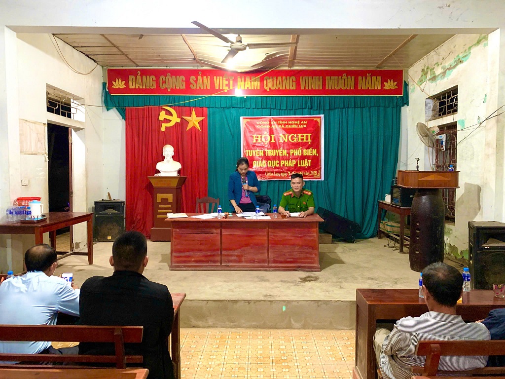 Công an xã phối hợp Ban quản lý bản tuyên truyền pháp luật	