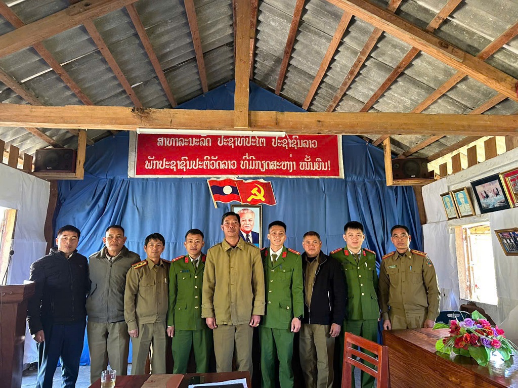 Buổi làm việc giữa Công an xã Keng Đu (Việt Nam) và Công an huyện Nọong Hét (Lào)