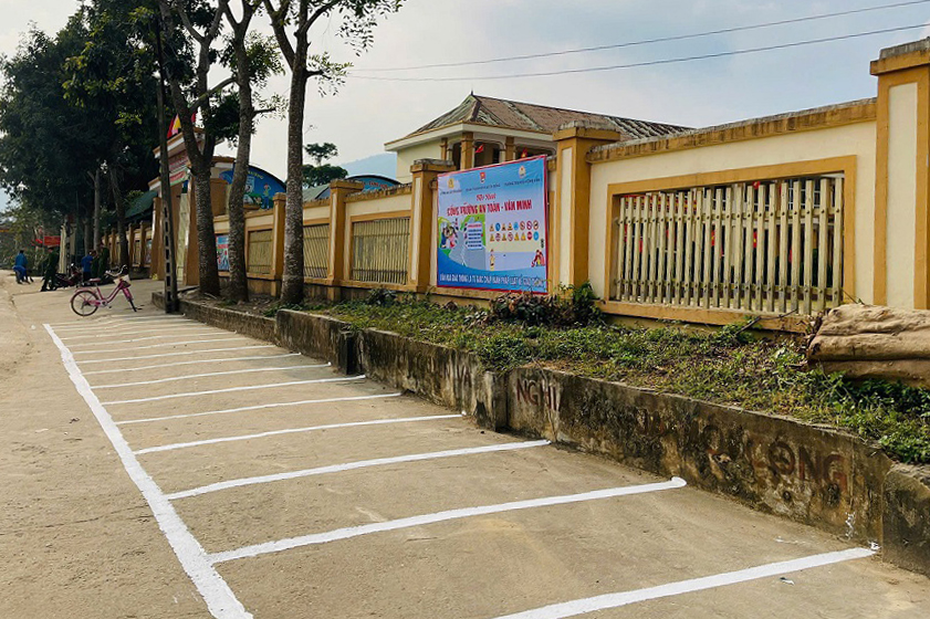 Công an xã phối hợp Đoàn xã Tiên Đồng kẻ vạch phân làn dừng, đỗ xe trước cổng trường