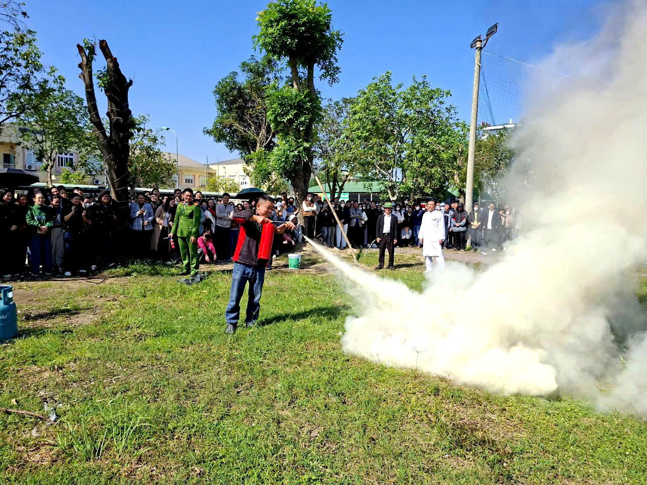 Lực lượng y tế Bệnh viện hữu nghị đa khoa tỉnh Nghệ An luyện tập sử dụng bình chữa cháy dập lửa