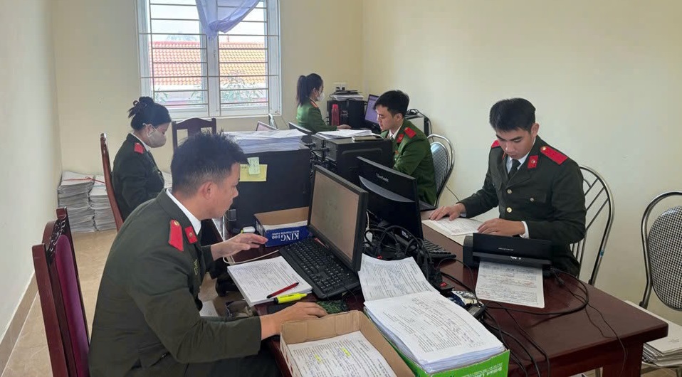 Cán bộ, chiến sĩ Công an phường Cửa Lò thực hiện số hóa, làm sạch dữ liệu đăng ký phương tiện, giấy phép lái xe