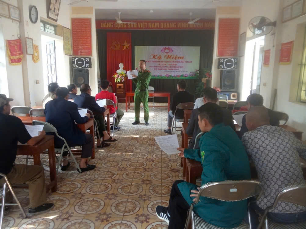 Công an phường hướng dẫn lực lượng bảo vệ an ninh, trật tự cơ sở làm sạch dữ liệu đăng ký phương tiện, giấy phép lái xe cho người dân