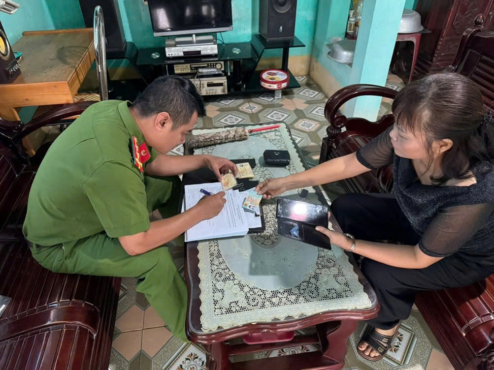 Cán bộ, chiến sĩ Công an phường “đi từng ngõ, gõ từng nhà” rà soát, làm sạch dữ liệu đăng ký phương tiện, giấy phép lái xe