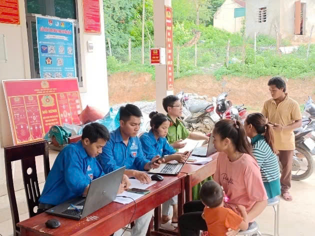 Công an xã Bắc Lý phối hợp Đoàn Thanh niên xã đến từng nhà, từng bản để hướng dẫn người dân thực hiện các nội dung của Đề án 06