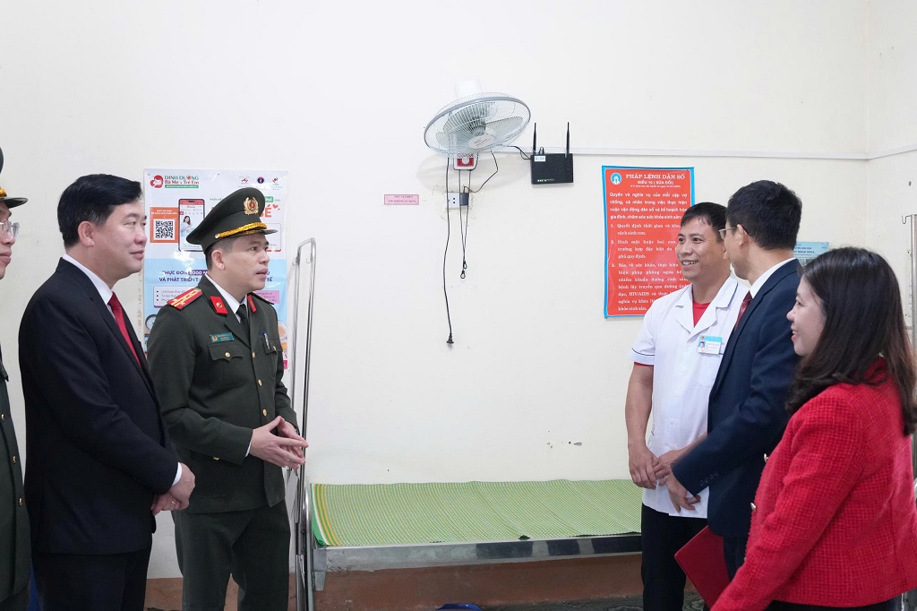 Lãnh đạo Công an tỉnh và Sở Y tế kiểm tra Trạm y tế cũ xã Anh Sơn và thăm hỏi, động viện các y, bác sĩ.