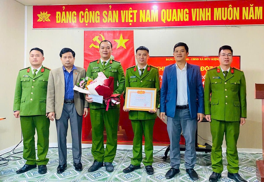 Đại diện Lãnh đạo xã Hữu Kiệm trao Giấy khen cho tập thể, cá nhân Công an xã có thành tích xuất sắc trong phòng chống tội phạm