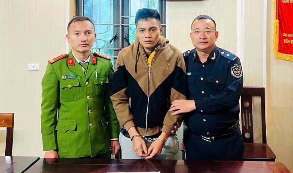 Đối tượng Lộc Văn Hùng cùng tang vật tại Cơ quan Công an