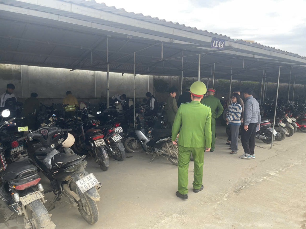  Công an xã Kim Bảng tiến hành kiểm tra đột xuất tại các lớp học với sự chứng kiến của giáo viên