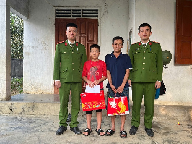 Công an xã thường xuyên quan tâm, chăm sóc con nuôi của đơn vị