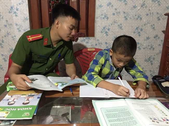 Công an xã thường xuyên cử cán bộ kèm cặp, chăm sóc cháu Vinh