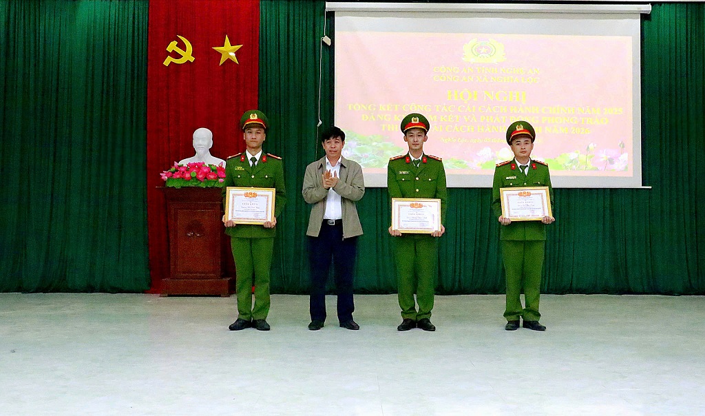 Khen thưởng các tập thể, cá nhân có thành tích xuất sắc trong công tác CCHC