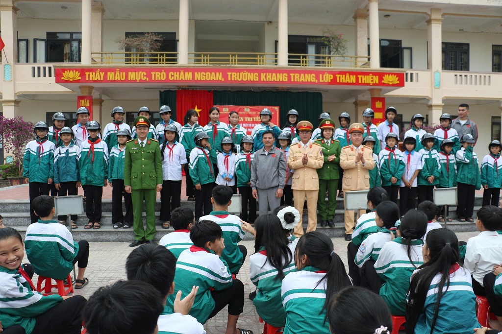 Nhiều phần quà ý nghĩa được trao tận tay các em học sinh