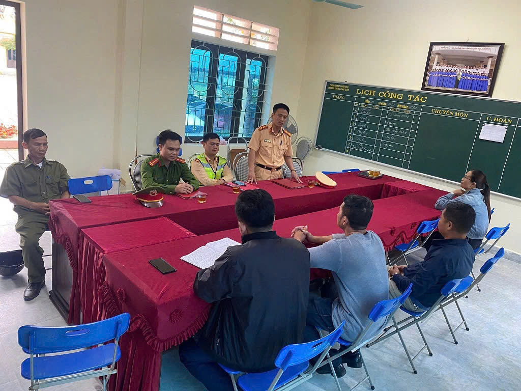 Công an xã Nghĩa Lộc hướng dẫn các trường học tuyên truyền, tổ chức cho học sinh ký cam kết chấp hành nghiêm các quy định pháp luật về trật tự ATGT