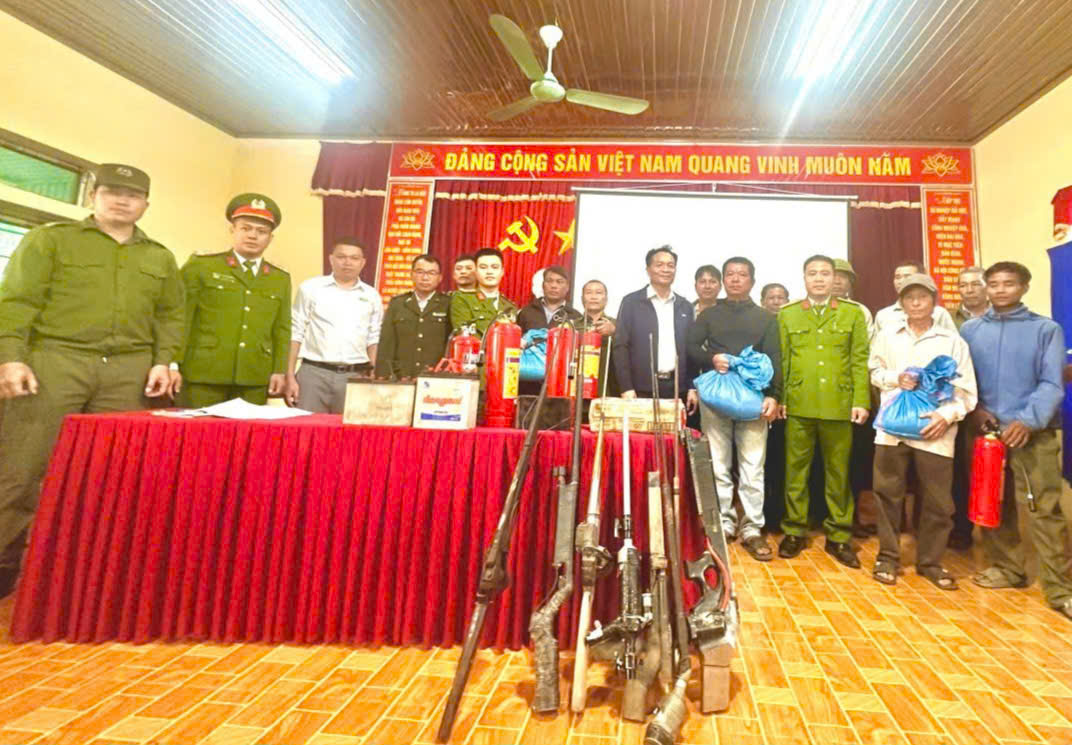 Lực lượng chức năng tiếp nhận 07 khẩu súng cồn và 03 bộ kích điện do người dân giao nộp