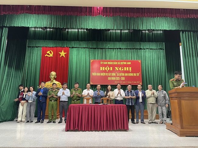 Các đại biểu kí cam kết tại Hội nghị