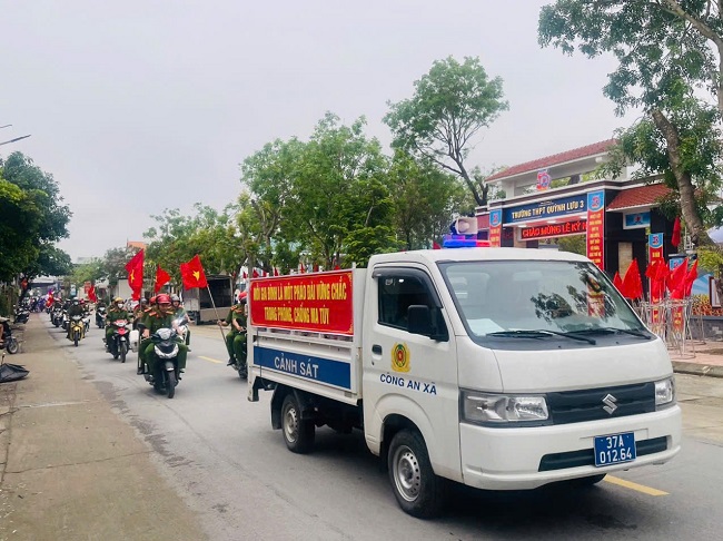 Công an xã diễu hành, tuyên truyền trên các tuyến đường thuộc địa bàn xã