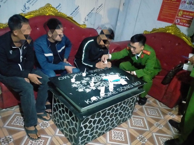 Công an xã test ma túy cho các đối tượng có biểu hiện nghi vấn