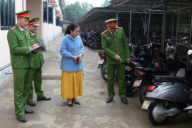 Công an xã Anh Sơn tuyên truyền,kiểm tra việc chấp hành Luật Giao thông đường bộ